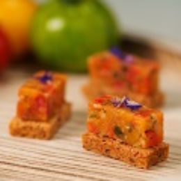 lingot-de-legumes-d-ete-au-confit-sur-pain-croustillant