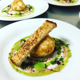 oeuf-mollet-panure-doignon-frit-guacamole-mouillette-lail-balsamique-de-tomate-