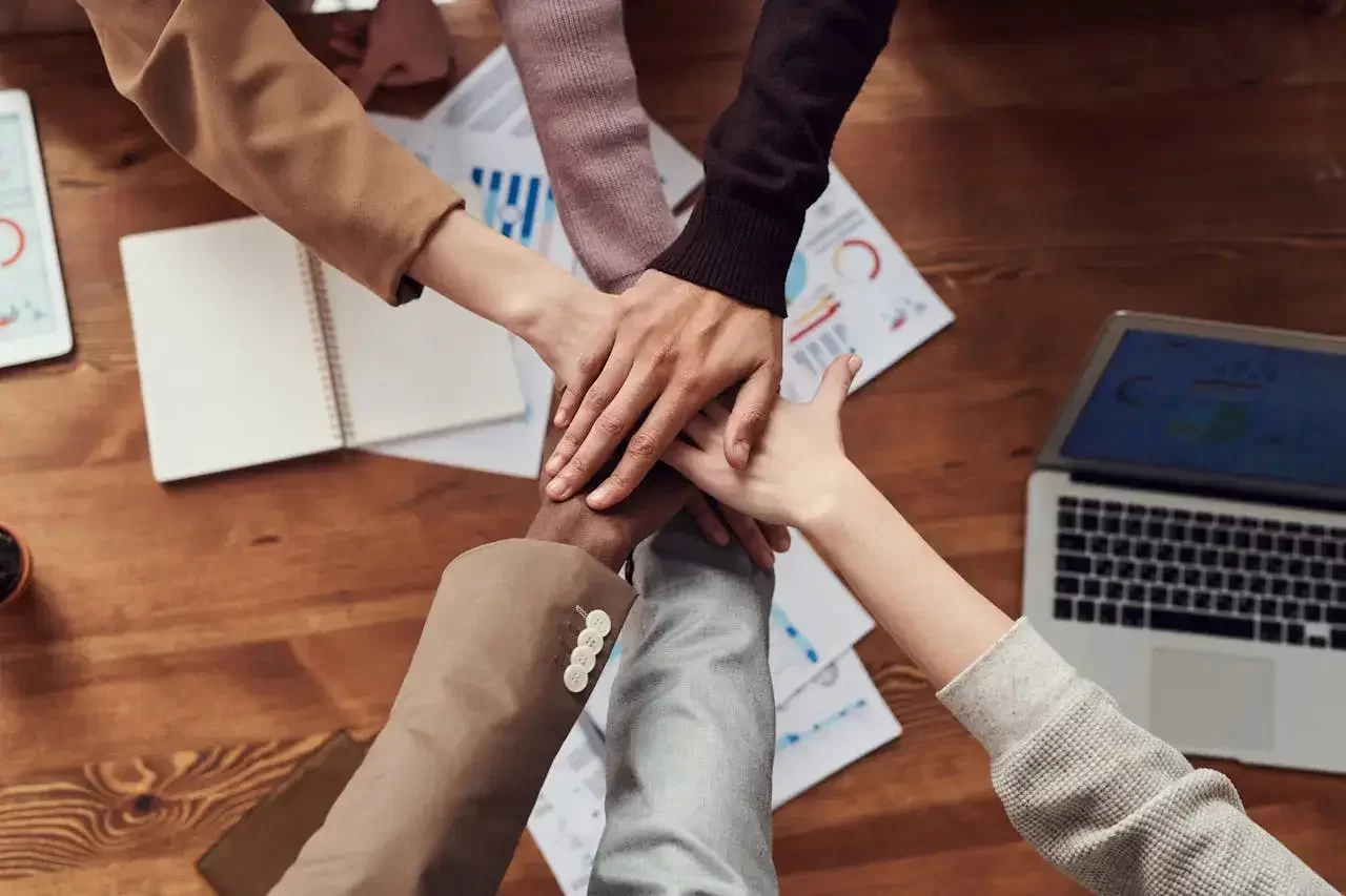 collegues de travail main dans la main
