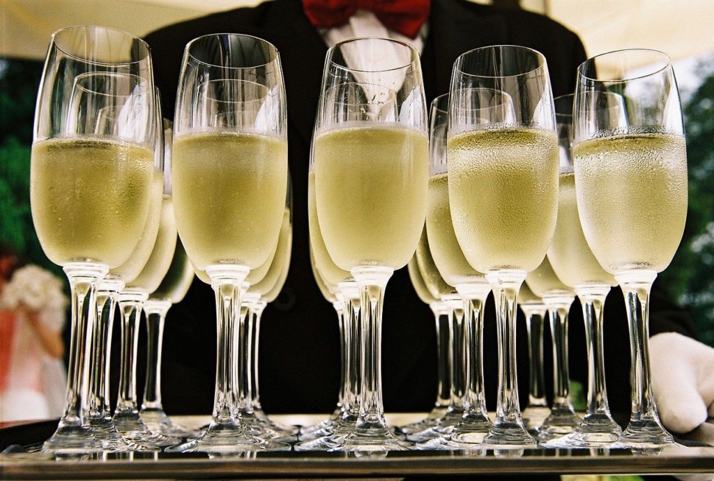 Plateau avec coupes de champagne pour voeux de nouvelle année